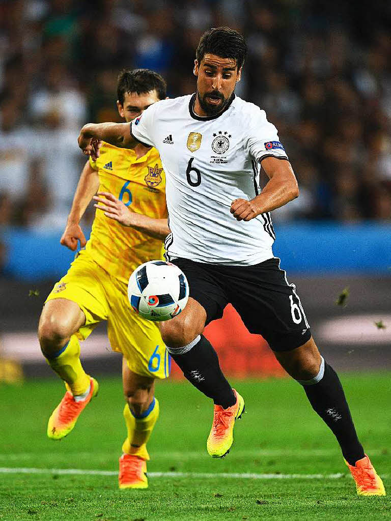 Sami Khedira im Kampf um den Ball mit Taras Stepanenko