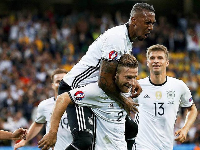 Boateng (oben), Mustafi (unten) und Mller (rechts) jubeln nach dem 1:0  | Foto: dpa