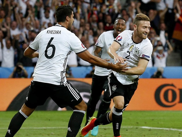 Jubel nach dem 1:0-Treffer von Mustafi (links)  | Foto: dpa