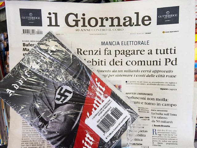 Die Zeitung &#8222;Il Giornale&#8220; ...ampf&#8220; ihrer Samstagsausgabe bei.  | Foto: dpa