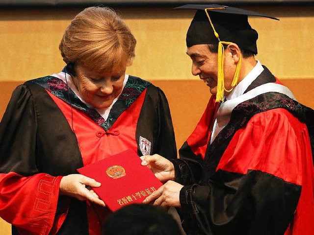Ehrendoktorwrde an der   Uni Nanjing fr Merkel  | Foto: dpa