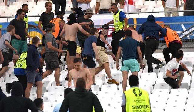 Russische und englische Fans prgeln sich im Stadion von Marseille   | Foto: dpa