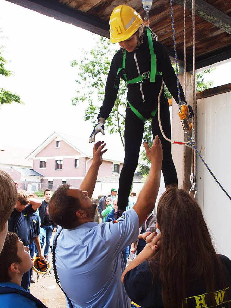 Der Nachwuchs demonstriert das Abseilen.