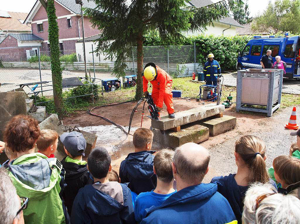 Ein Betonsger der Bergegruppe fhrt seine Ausrstung vor.