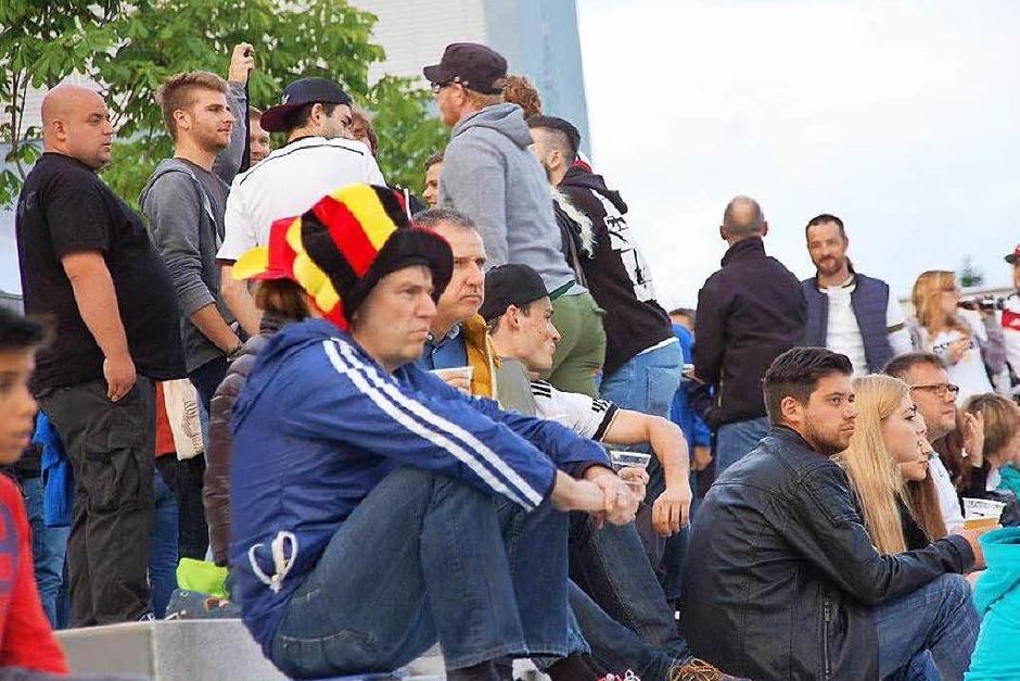 Von gespannt bis entspannt: das Public Viewing von der Fußball-EM in der Murger Mitte (Foto: Hildegard Siebold) Von gespannt bis entspannt: das Public Viewing von der Fußball-EM in der Murger Mitte (Foto: Hildegard Siebold)