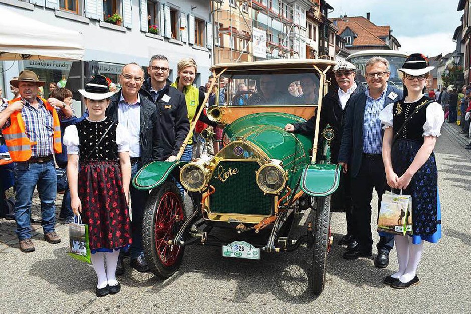 ADAC-Veteranen-Rallye in Elzach: das älteste Automobil unter den Teilnehmern, ein französischer Cote D4, Baujahr 1913, hier mit Ortsprominenz. (Foto: Nikolaus Bayer) ADAC-Veteranen-Rallye in Elzach: das älteste Automobil unter den Teilnehmern, ein französischer Cote D4, Baujahr 1913, hier mit Ortsprominenz. (Foto: Nikolaus Bayer)