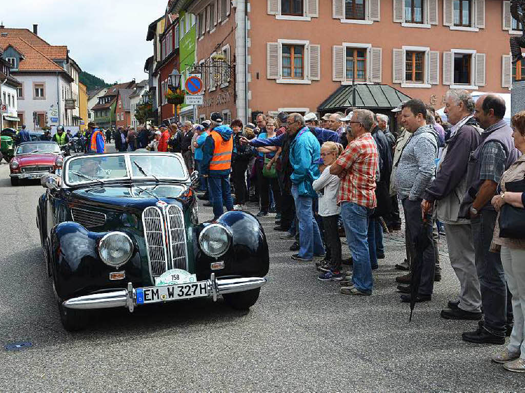 Eleganz aus der Zeit des deutschen Wirtschaftswunders: eine BMW 327 Limousine , Baujahr 1953 passiert den von vielen Zuschauern umgebenen Schuttigbrunnen.