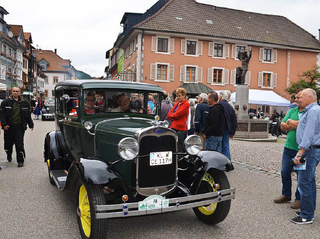 Ein Ford A Tudor von 1930 passierte den Elzacher Schuttigbrunnen.