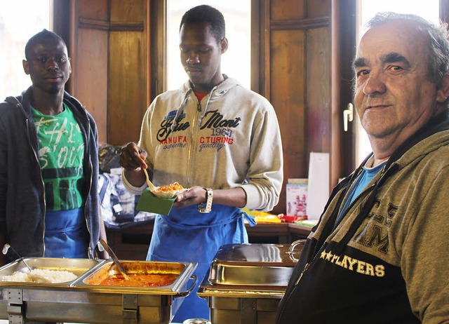 Assan Saye und  Baba Jallow mit  Hausmeister Johannes Mauerer  | Foto: Ute Kienzler