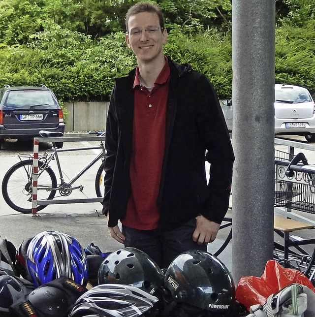 Schutzkleidung fr Flchtlinge: CDU-Ve...r am Sammelstand vor dem Hieber-Markt   | Foto: Katharina Ma