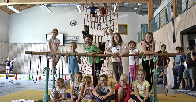 30 Kinder des TuS Rtenbach erlebten am Samstag die Halle als Zirkusmanege.   | Foto: Liane Schilling