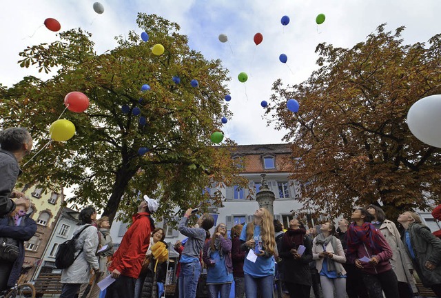 Bunte Luftballons stiegen beim Brunnen...ben aber weit weniger bunt und leicht.  | Foto: Barbara Ruda