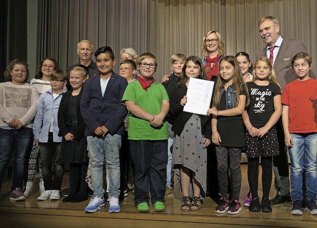 Die Klasse 4a der Gerhard-Jung-Schule ... bei der Verleihung der Mundartpreise   | Foto: privat