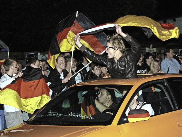 Wenn jubelnde Fuballfans in und neben...ag nehmen, kann es gefhrlich werden.   | Foto: Archivfoto: Hildegard Siebold