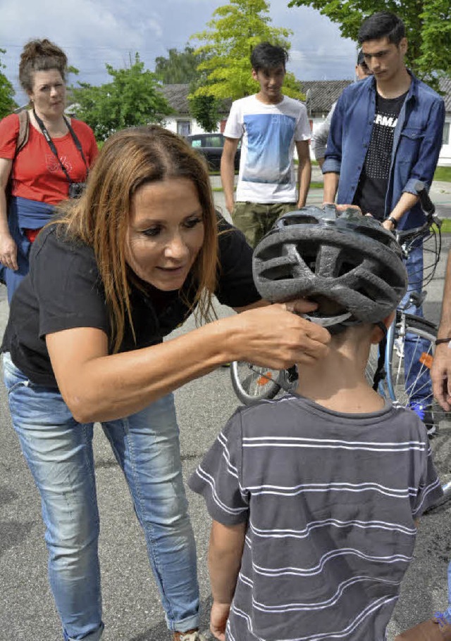 Elke Gueffrov  berprft den  Sitz des Fahrradhelms.  | Foto: Danielle Hirschberger