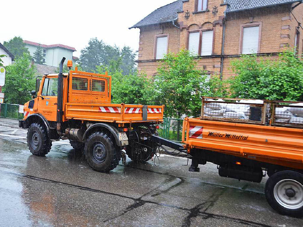 Die Technischen Betriebe transportieren Sandscke