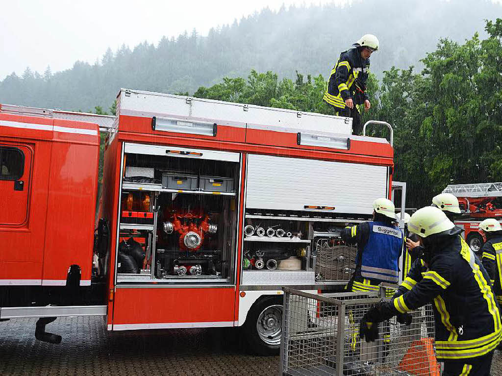 Die Feuerwehr stapelt Sandscke aufs Dach