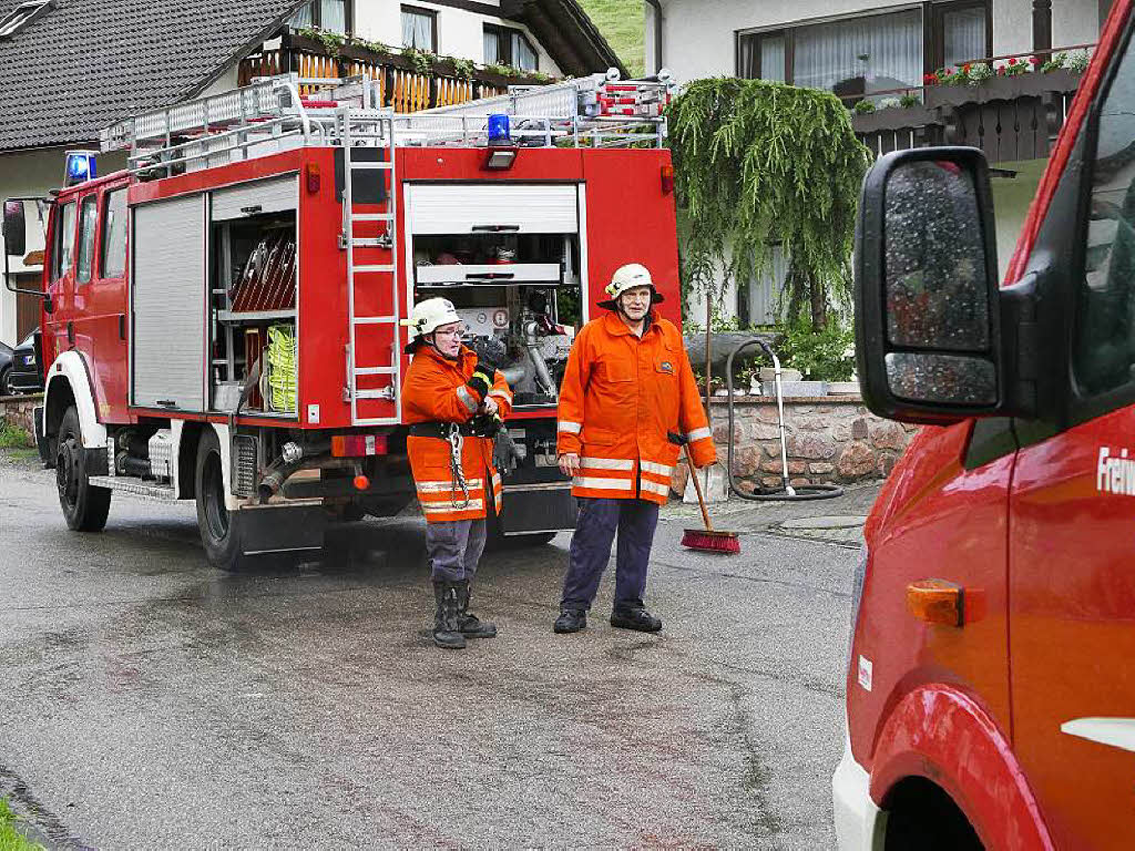 Die Seitenbche der Wilden Gutach stiegen bedrohlich an, aus kleinen Rinnsalen wurden in kurzer Zeit kleine Bche. Die Feuerwehren aller Abteilungen waren pausenlos im Einsatz.