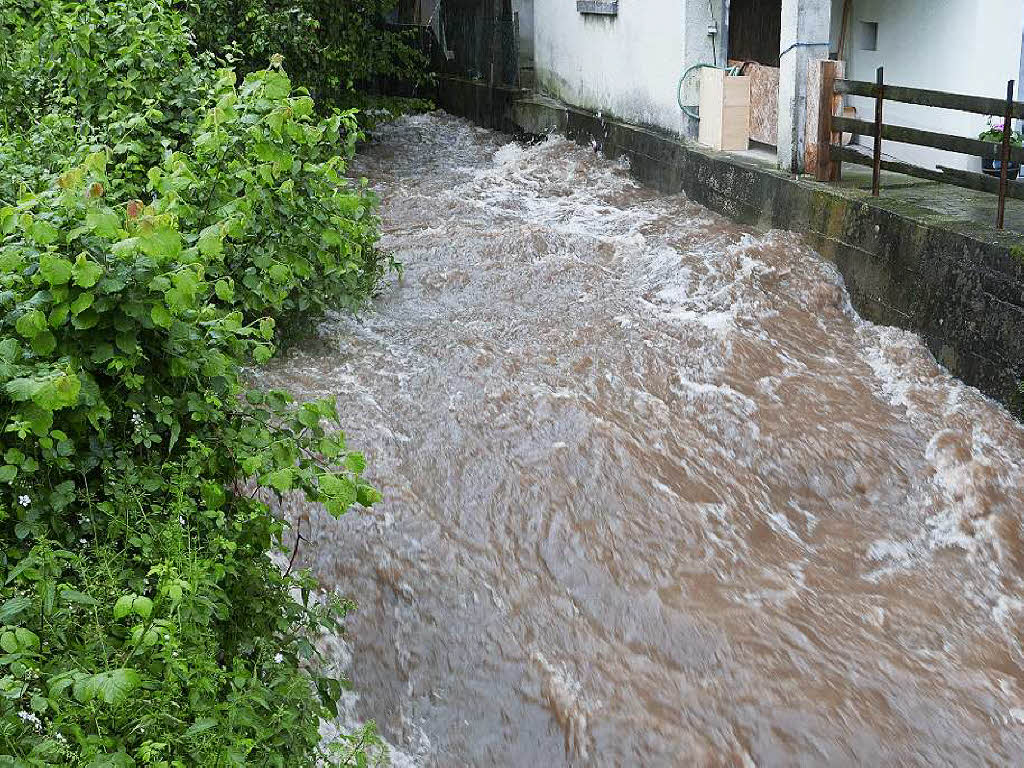 Auch in Simonswald war wieder Land unter. Die Seitenbche der Wilden Gutach stiegen bedrohlich an, aus kleinen Rinnsalen wurden in kurzer Zeit kleine Bche.