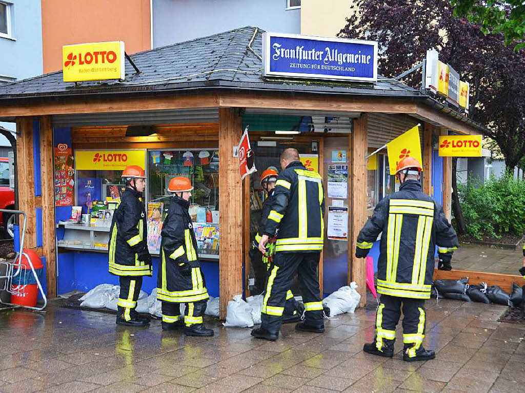 Vorstadtkiosk wird von Sandscken umgeben