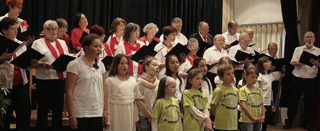 Gemeinsam mit dem Kinder- und Jugendch...bach &#8211; und das kam sehr gut an.   | Foto: Karin Heiss