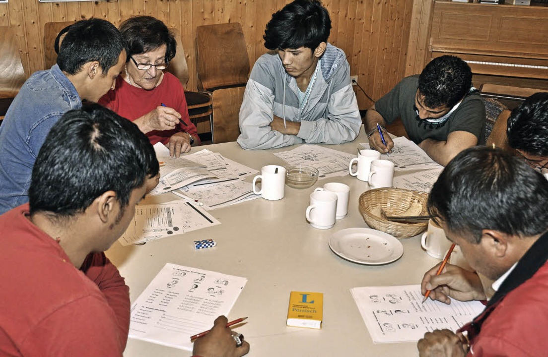 Begegnung, Erfahrungsaustausch und Ler... Flchtlinge mit Breisachern zusammen.  | Foto: Kai Kricheldorff