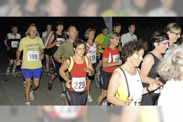 Kerzen beleuchten den Weg der Lufer