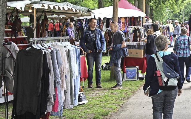 Auch Kleidung wurde beim  Bazar du Mon...eisacher Weinfestgelnde feilgeboten.   | Foto: Joshua Kocher