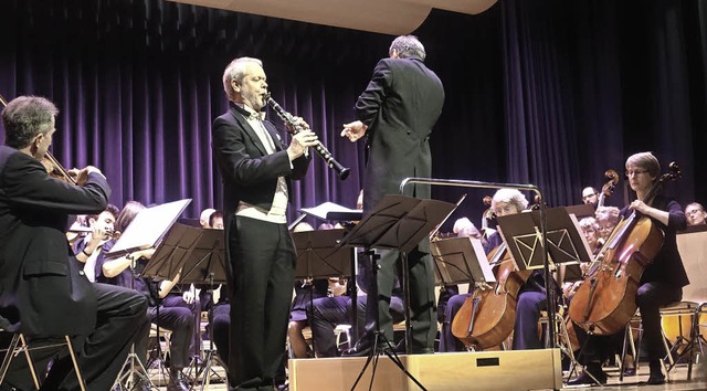 Der Klarinetten-Solist David Glenn und...nieorchester unter Stephan Malluschke   | Foto: Roswitha Frey