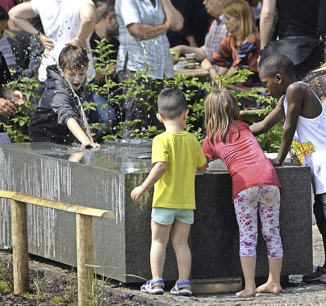 Fr  Stadtrat Stefan Bhm eine  Fehlin... Wasserspieltisch im Franz-Volk-Park.   | Foto: seller