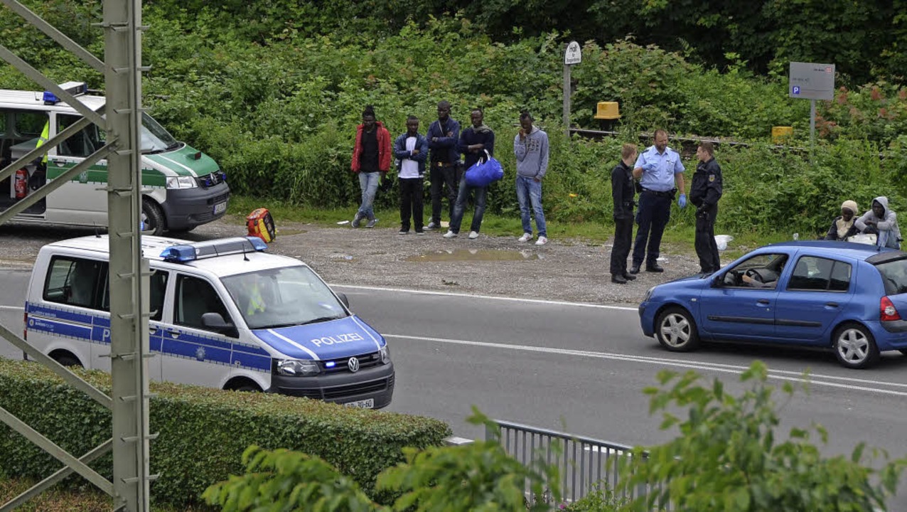 Zahlreiche Schwarzafrikaner hat die Bu...ontag an der B3 in Gewahrsam genommen.  | Foto: Senf