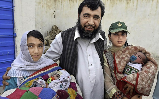 Sardar Haji Jan Mohammad Khilji mit vier seiner Kinder   | Foto: AFP