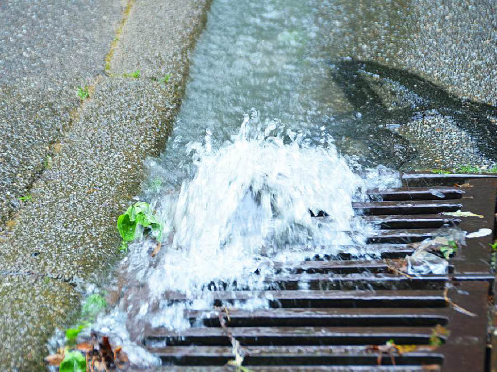 Auch am Dienstagmorgen sprudelt das Wasser am Krankenhaus noch aus den Gullis.