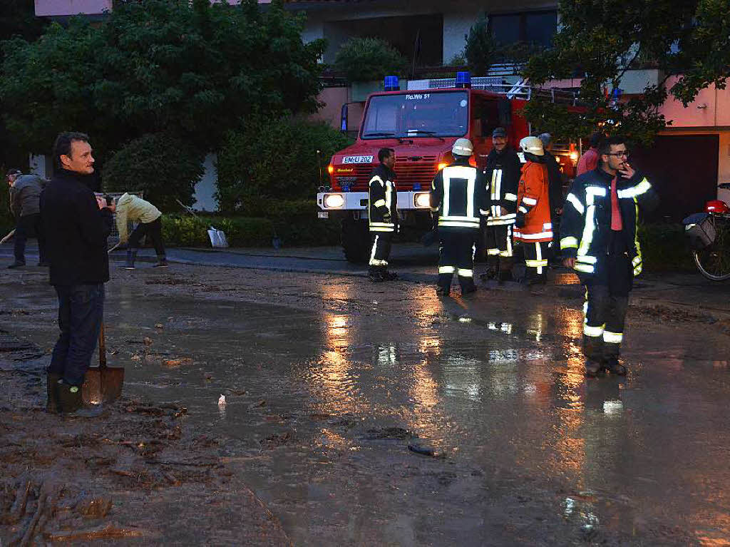 Hangrutsch im Unteren Amtsfeld – die Feuerwehr ist im Dauereinsatz. Anwohner helfen – oder werden evakuiert.