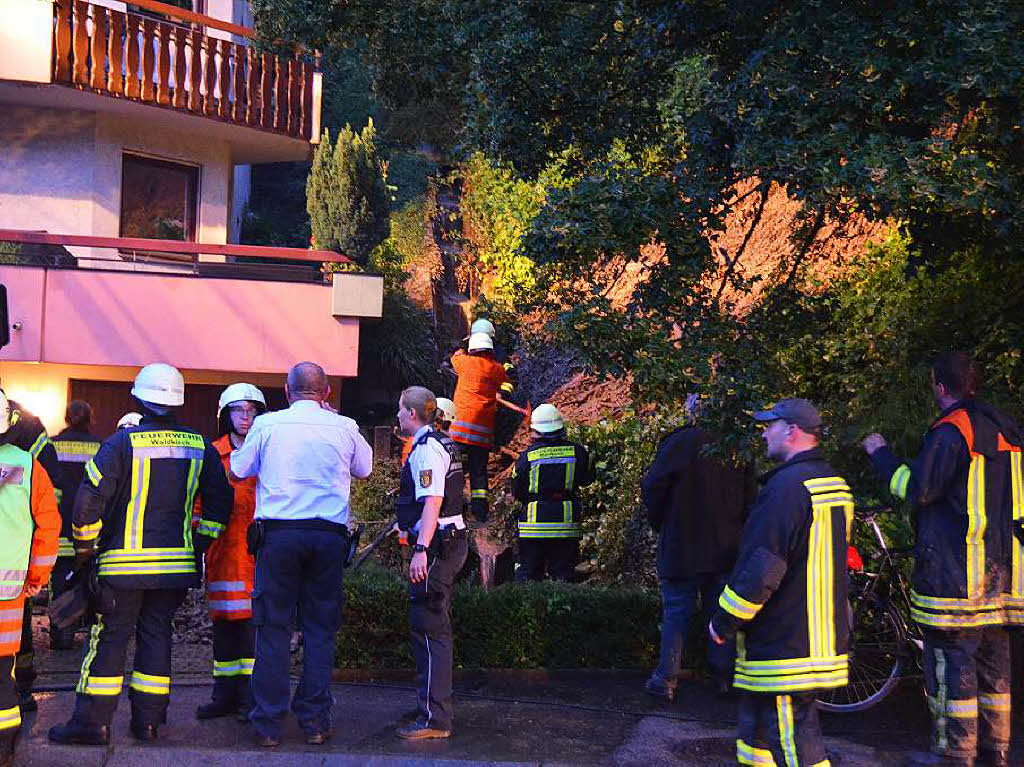 ber Nacht ist im Unteren Amtsfeld eine Schlammlawine niedergegangen. Es besteht Lebensgefahr, da unklar ist, ob der Hang weiter ins Rutschen kommt.