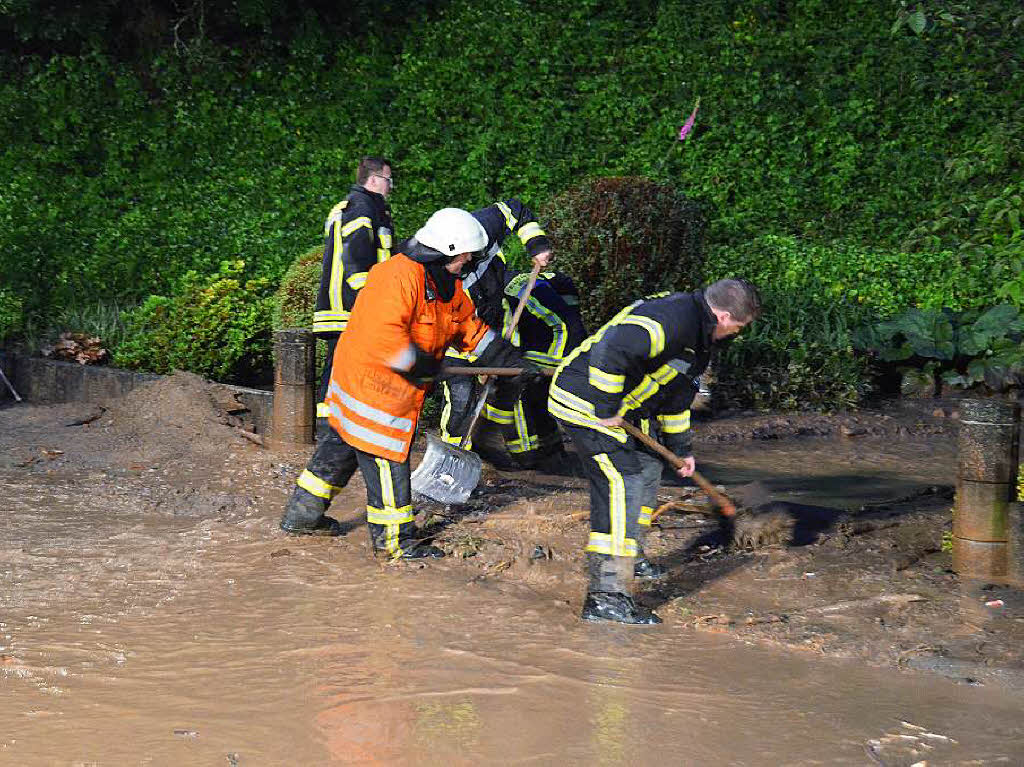 Die Strae im Unteren Amtsfeld ist schlammbedeckt.