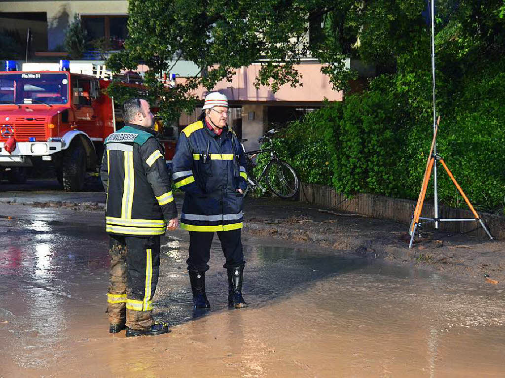 Lagebesprechung des Kreisbrandmeisters und Waldkircher Feuerwehrkommandanten Stader.