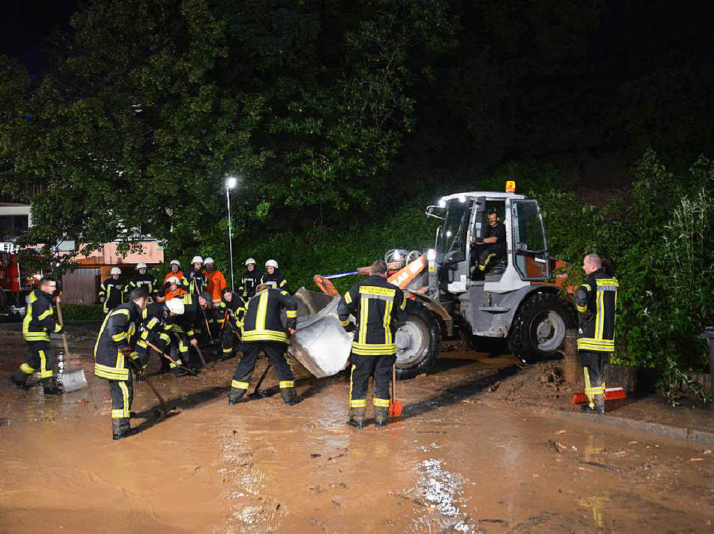 ber Nacht ist im Unteren Amtsfeld eine Schlammlawine niedergegangen. Es besteht Lebensgefahr, da unklar ist, ob der Hang weiter ins Rutschen kommt.