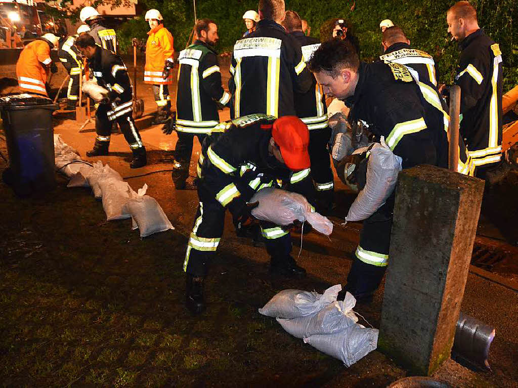 ber Nacht ist im Unteren Amtsfeld eine Schlammlawine niedergegangen. Es besteht Lebensgefahr, da unklar ist, ob der Hang weiter ins Rutschen kommt.