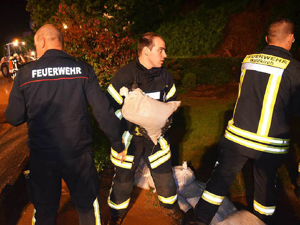 Die Feuerwehr verteilt Sandscke im Unteren Amtsfeld.