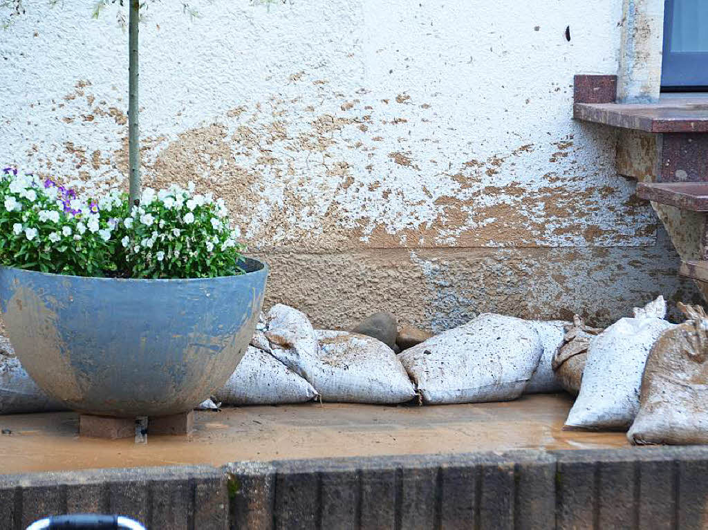 Sandscke am Haus sollen das Eindringen von Schlamm und Wasser im Unteren Amtsfeld verhindern.