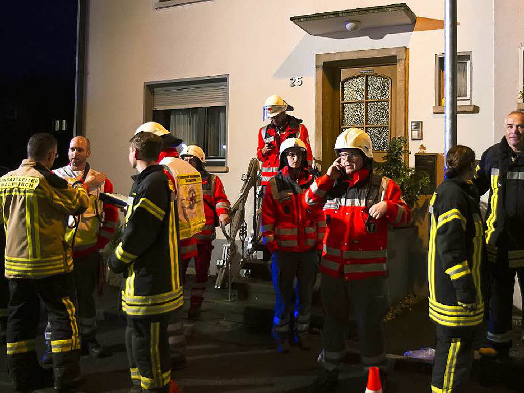 Feuerwehr und Rotes Kreuz im Dauereinsatz. Danke!