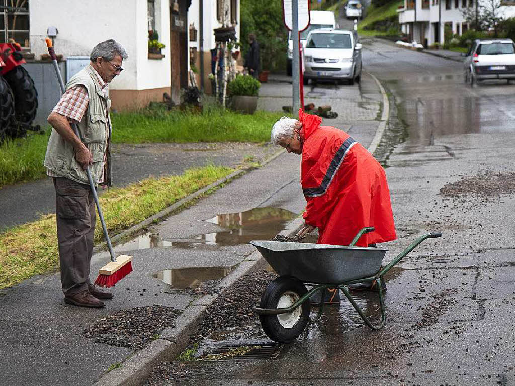 Aufrumarbeiten in Siensbach nach dem Unwetter