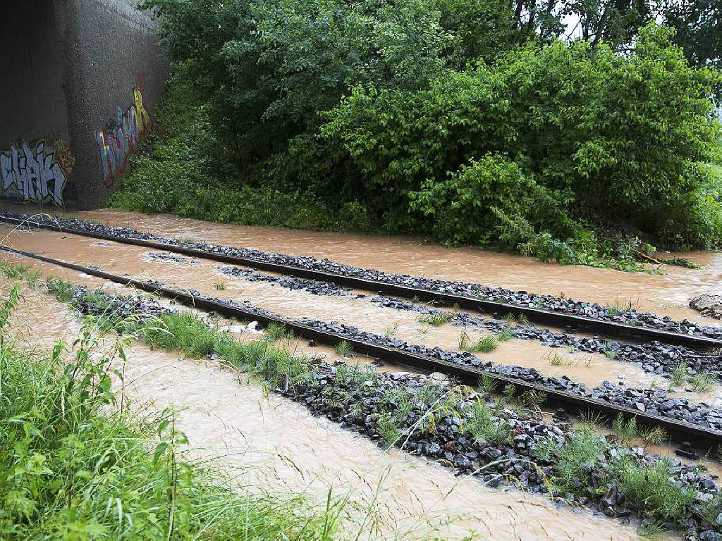 berschwemmung in Buchholz. Hier konnte am Montag kein Zug mehr fahren.