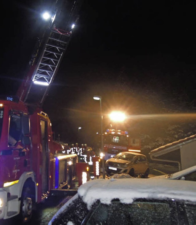 Frhmorgens rckte die Feuerwehr zum Brand nach Binzgen in die Ledergasse aus.   | Foto: Feuerwehr
