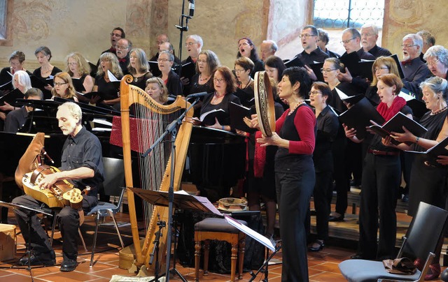 Ein Ensemble, mit dem man Urauffhrung... Haaf und einem Instrumentalensemble.   | Foto: Dorothee Philipp