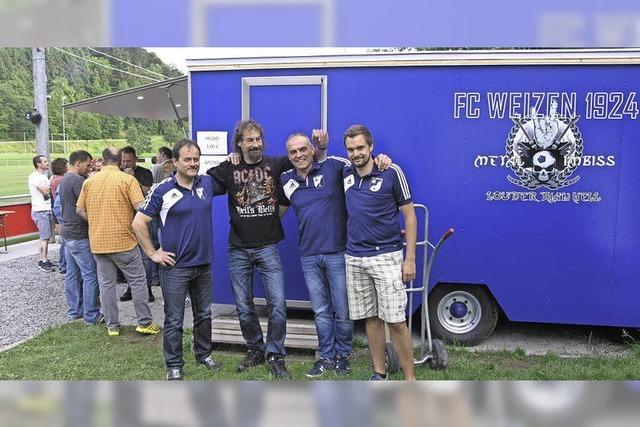 FC Weizen feiert die Fertigstellung des Grillwagens