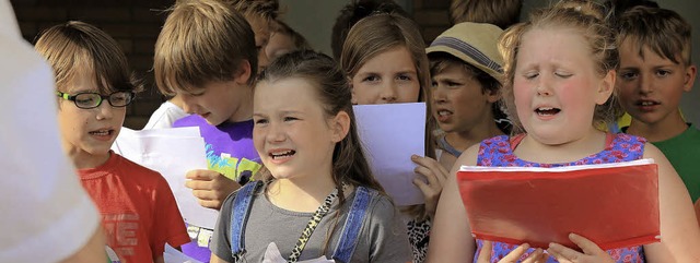 Mit einem Geburtstagstndchen erffnet...Schulchor das Schulfest in Mnchweier.  | Foto: Decoux-Kone