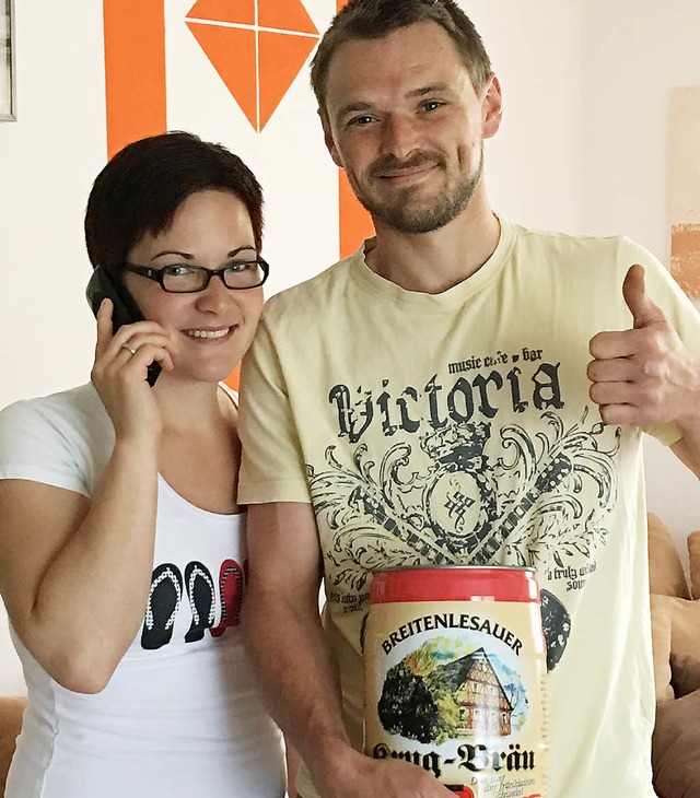 Sarah und Florian Saier freuen sich b...danken Telekom fr Grillgut und Bier.   | Foto: DIETER MAURER