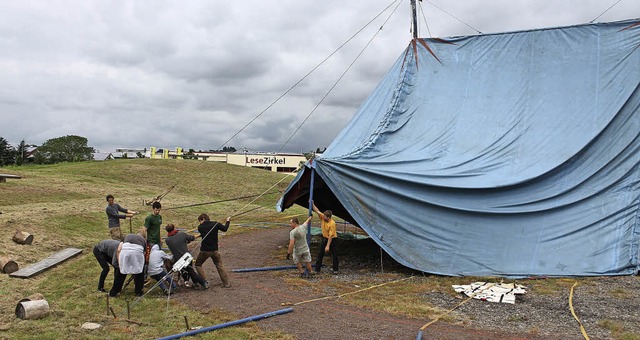 Einige Schler aus der Zirkustruppe be... des Zeltes mit einer Winde gespannt.   | Foto: Schule